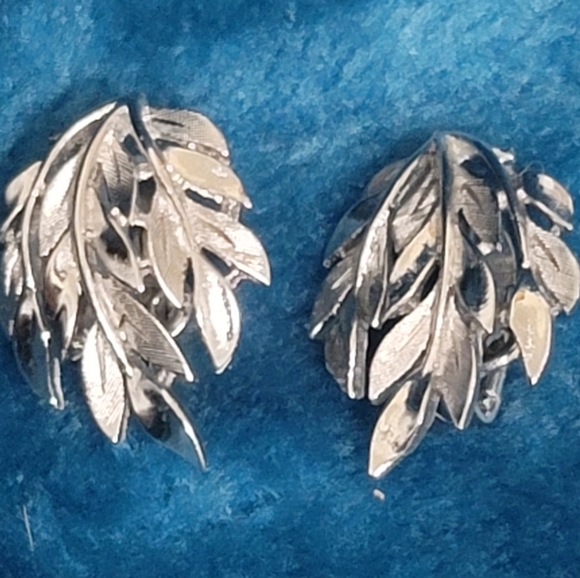 Vintage Crown Trifari Silver Tone Clip On Earrings - Picture 3 of 8